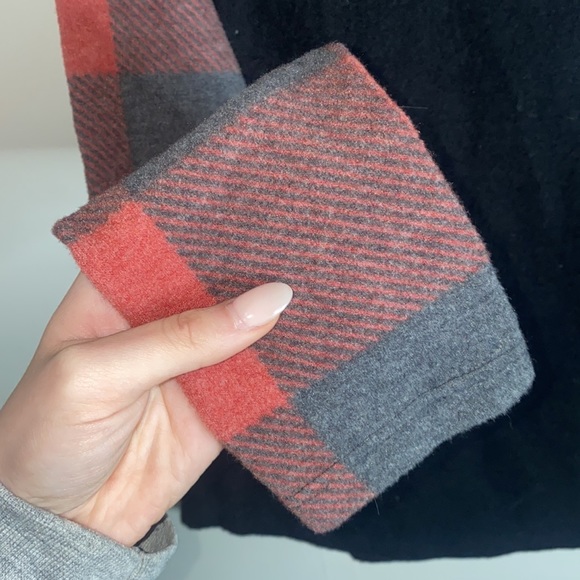 🎱Adorable plaid long sleeved top with a bright sequin pocket! - Picture 3 of 7